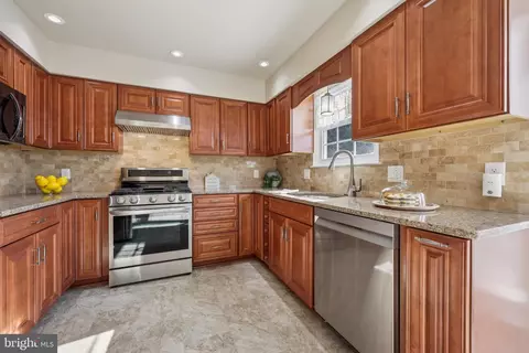 Kitchen - 9395 Cloverhill Ct, Manassas, VA 20110 photo 2 of 6