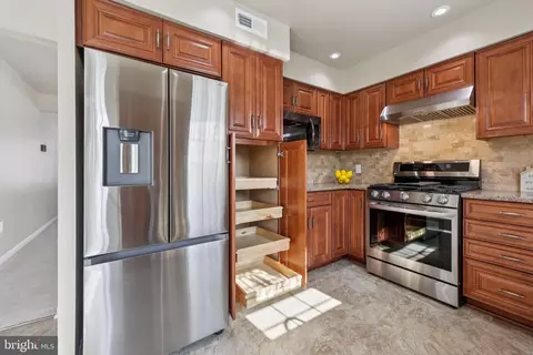 Kitchen - 9395 Cloverhill Ct, Manassas, VA 20110 photo 4 of 6
