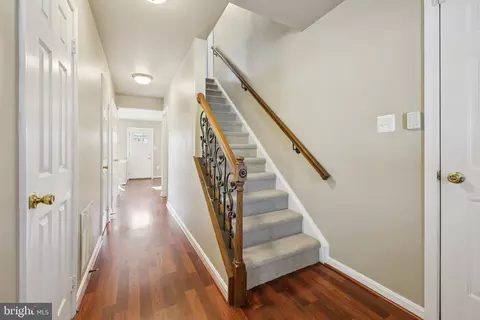 Entry Way - 9395 Cloverhill Ct, Manassas, VA 20110 photo 2 of 4