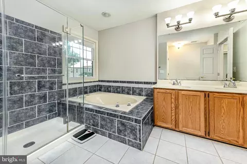 Bath - 9521 Vinnia Ct, Manassas, VA 20110 photo 1 of 4