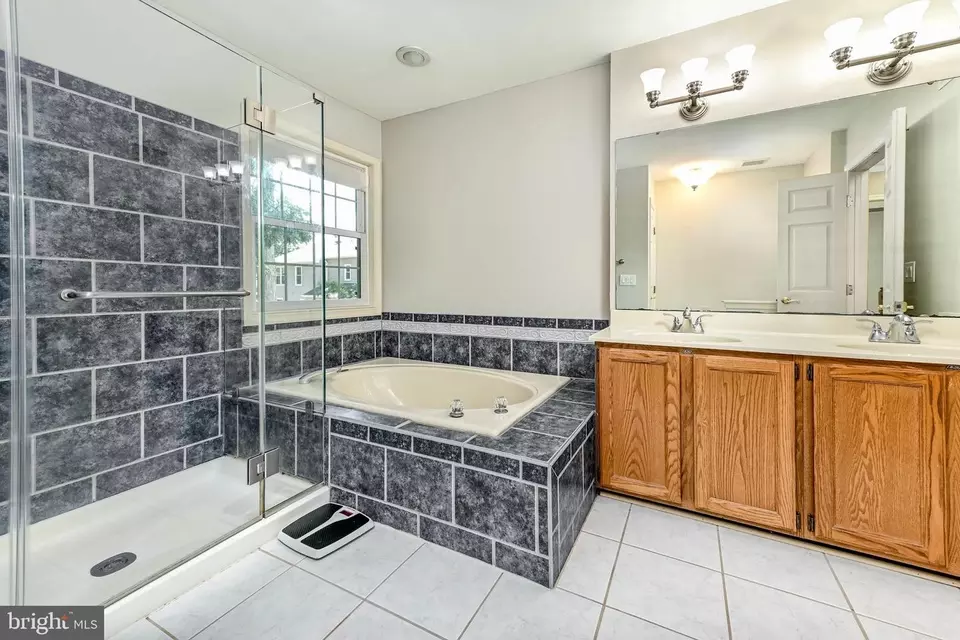 Bath - 9521 Vinnia Ct, Manassas, VA 20110 photo 1 of 4