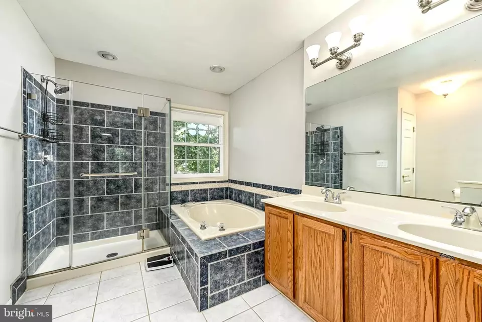 Bath - 9521 Vinnia Ct, Manassas, VA 20110 photo 2 of 4