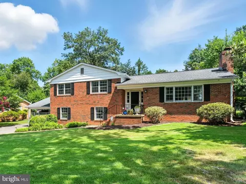 8807 Weir St, Manassas, VA 20110 photo 2