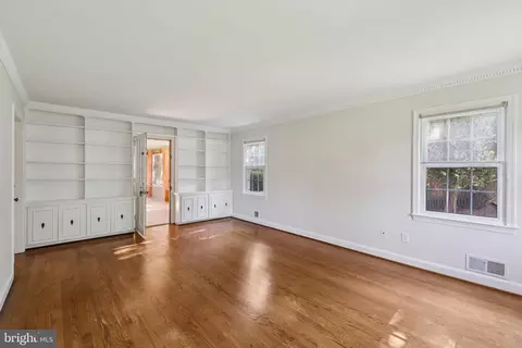 Living - 8751 Weir St, Manassas, VA 20110 photo 4 of 6