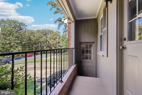 Exterior - 8751 Weir St, Manassas, VA 20110 photo 4 of 9