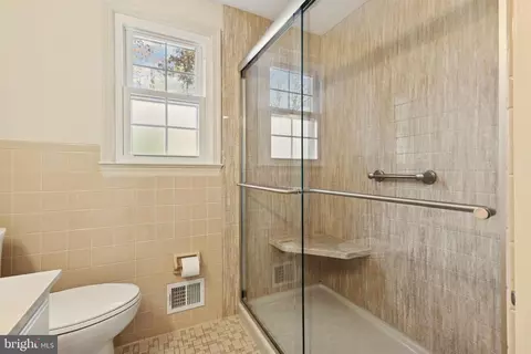 Bath - 8794 Grant Ave, Manassas, VA 20110 photo 6 of 7