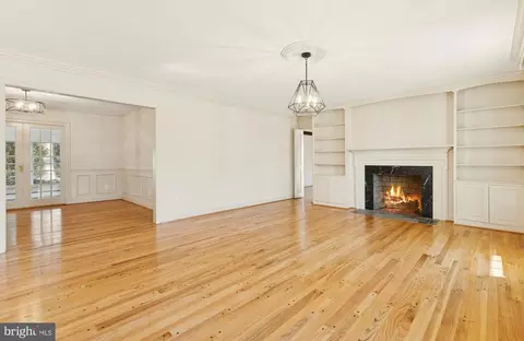 Living - 8794 Grant Ave, Manassas, VA 20110 photo 3 of 12