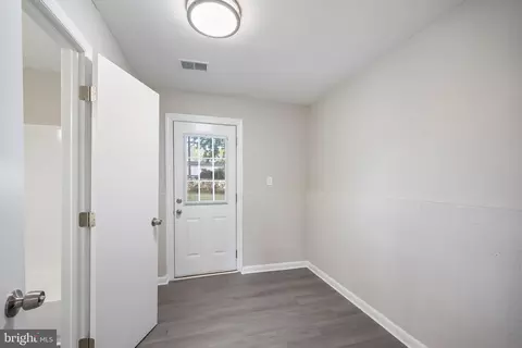 Entry Way - 8516 Cavalry Ln, Manassas, VA 20110 photo 4 of 4