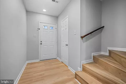 8504 Saddle Ct, Manassas, VA 20110 photo 2