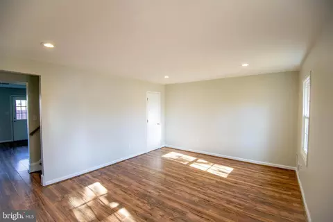 Living - 9278 Taney Rd, Manassas, VA 20110 photo 2 of 4