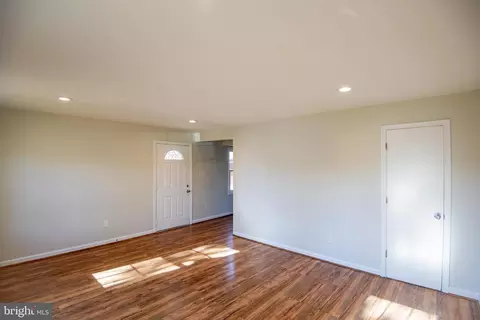 Living - 9278 Taney Rd, Manassas, VA 20110 photo 3 of 4