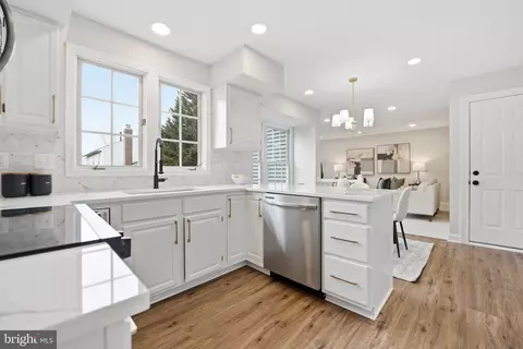 Kitchen - 10162 Corydalis Ct, Manassas, VA 20110 photo 2 of 5