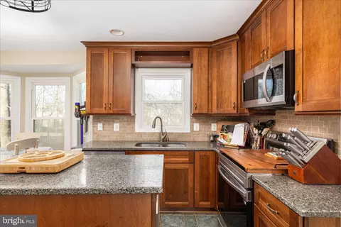 Kitchen - 10245 Battlefield Dr, Manassas, VA 20110 photo 3 of 5