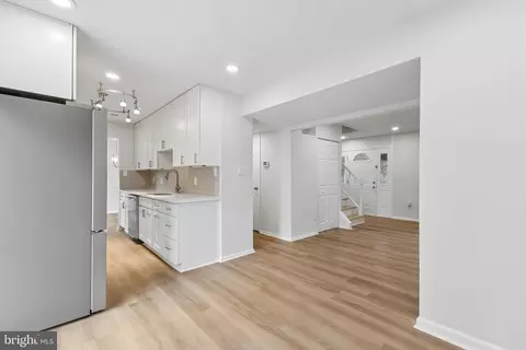 Entry Way - 8928 Rolling Rd, Manassas, VA 20110 photo 4 of 8