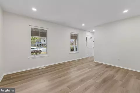 Living - 8928 Rolling Rd, Manassas, VA 20110 photo 2 of 3