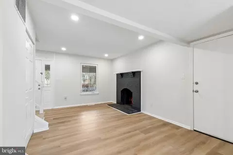 Living - 8928 Rolling Rd, Manassas, VA 20110 photo 3 of 3