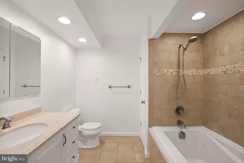 Bath - 9418 Robnel Ave, Manassas, VA 20110 photo 3 of 3