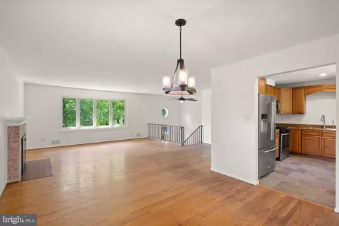 Living - 9418 Robnel Ave, Manassas, VA 20110 photo 2 of 4