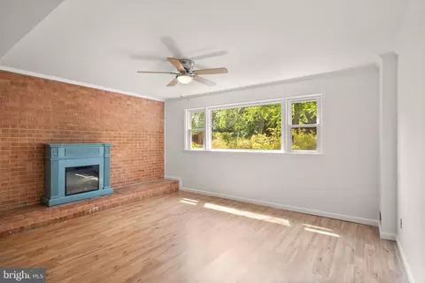 Living - 9418 Robnel Ave, Manassas, VA 20110 photo 3 of 4