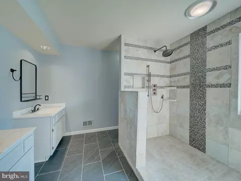 Bath - 9618 Clover Hill Rd, Manassas, VA 20110 photo 4 of 8