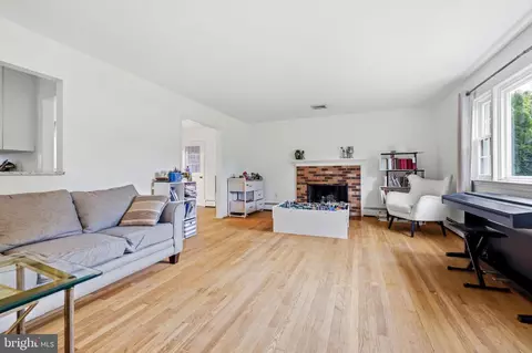 Living - 8911 Peabody St, Manassas, VA 20110 photo 1 of 2