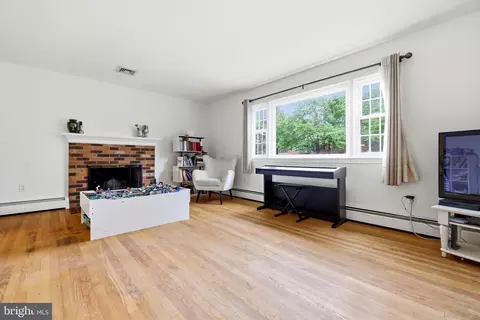Living - 8911 Peabody St, Manassas, VA 20110 photo 2 of 2