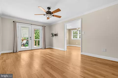 Living - 9304 Stuart Ave, Manassas, VA 20110 photo 6 of 8