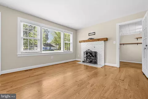 Living - 9304 Stuart Ave, Manassas, VA 20110 photo 4 of 8