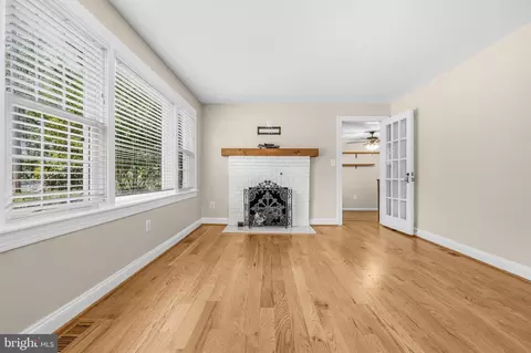 Living - 9304 Stuart Ave, Manassas, VA 20110 photo 3 of 8