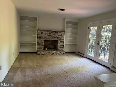 Living - 9423 Robnel Ave, Manassas, VA 20110 photo 1 of 2