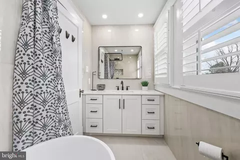 Bath - 9016 Grant Ave, Manassas, VA 20110 photo 5 of 5