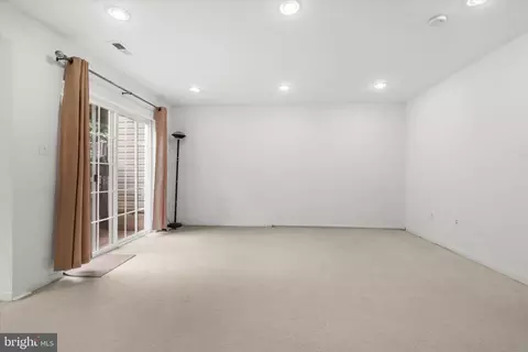 Living - 10278 Butternut Cir, Manassas, VA 20110 photo 3 of 3