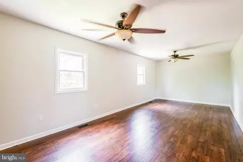 Living - 9206 Peabody St, Manassas, VA 20110 photo 2 of 4