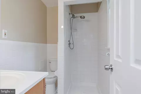 Bath - 8905 Hazel Dr, Manassas, VA 20110 photo 3 of 6