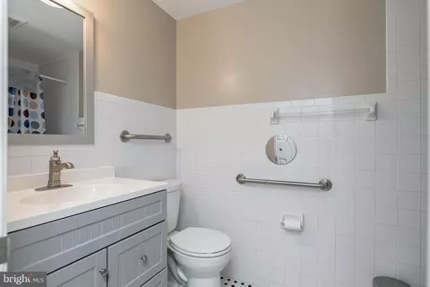 Bath - 8905 Hazel Dr, Manassas, VA 20110 photo 5 of 6
