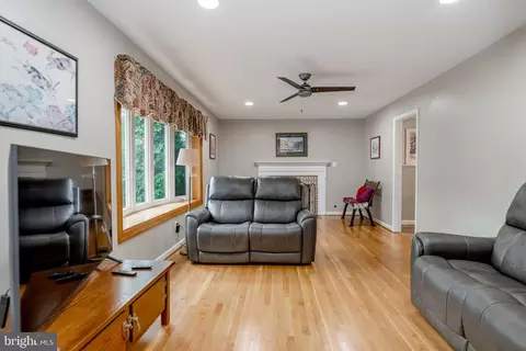 Living - 8905 Hazel Dr, Manassas, VA 20110 photo 2 of 4