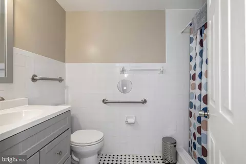 Bath - 8905 Hazel Dr, Manassas, VA 20110 photo 6 of 6