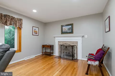 Living - 8905 Hazel Dr, Manassas, VA 20110 photo 3 of 4