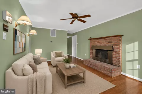 Living - 8601 Jackson Ave, Manassas, VA 20110 photo 3 of 4