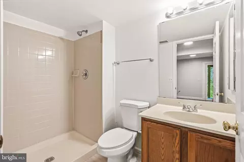 Bath - 9504 Ninebark Ct, Manassas, VA 20110 photo 2 of 2