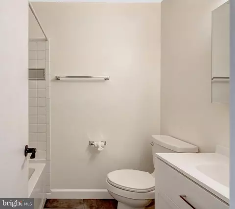 Bath - 8501 Buckeye Ct, Manassas, VA 20110 photo 3 of 3