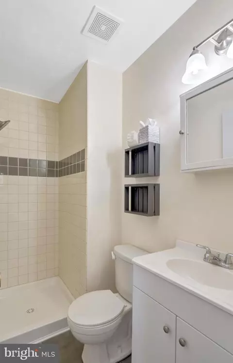 Bath - 8501 Buckeye Ct, Manassas, VA 20110 photo 2 of 3