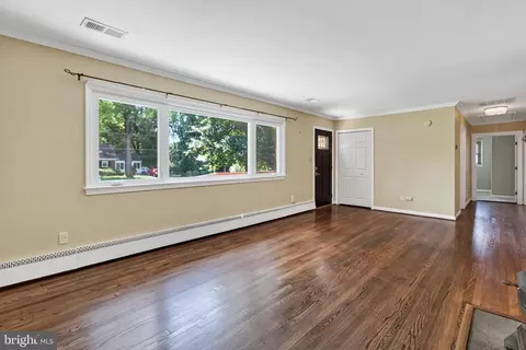 Living - 9021 Weir St, Manassas, VA 20110 photo 5 of 13