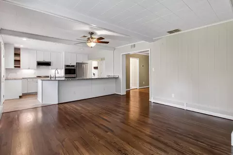 Living - 9021 Weir St, Manassas, VA 20110 photo 11 of 13