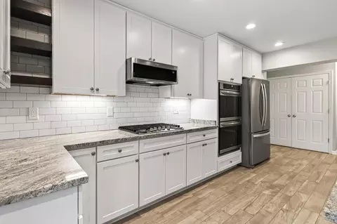Kitchen - 9021 Weir St, Manassas, VA 20110 photo 4 of 7
