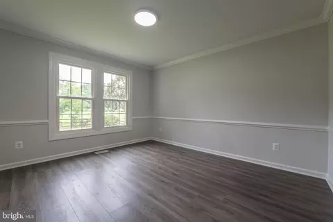 Living - 10169 Corydalis Ct, Manassas, VA 20110 photo 2 of 9
