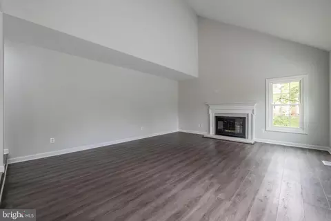 Living - 10169 Corydalis Ct, Manassas, VA 20110 photo 6 of 9