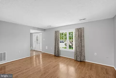 Living - 10028 Elderberry Ct, Manassas, VA 20110 photo 2 of 5