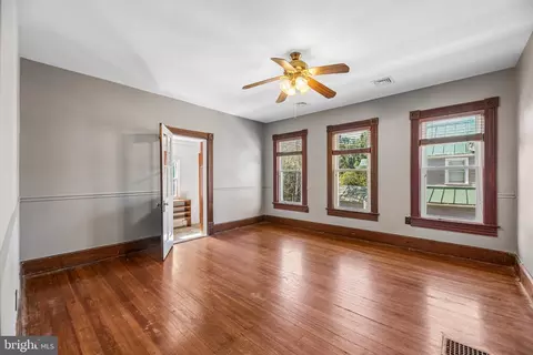 Living - 8807 Quarry Rd, Manassas, VA 20110 photo 10 of 11