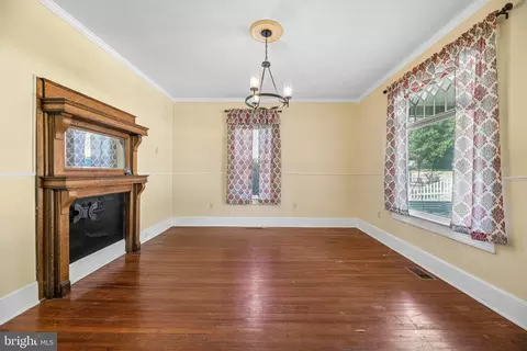 Living - 8807 Quarry Rd, Manassas, VA 20110 photo 2 of 11